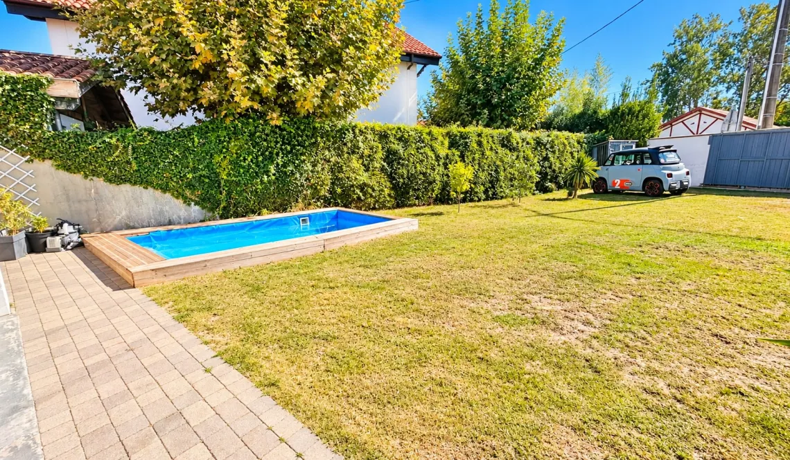 Anglet Montbrun - Villa des années 2014 sur deux niveaux de 108 m² habitable, 3 chambres, 2 salles d’eau, 2 Wcs, pièce de vie de 45 m² baignée de lumiere. Garage + bureau sur 303 m² de terrain
