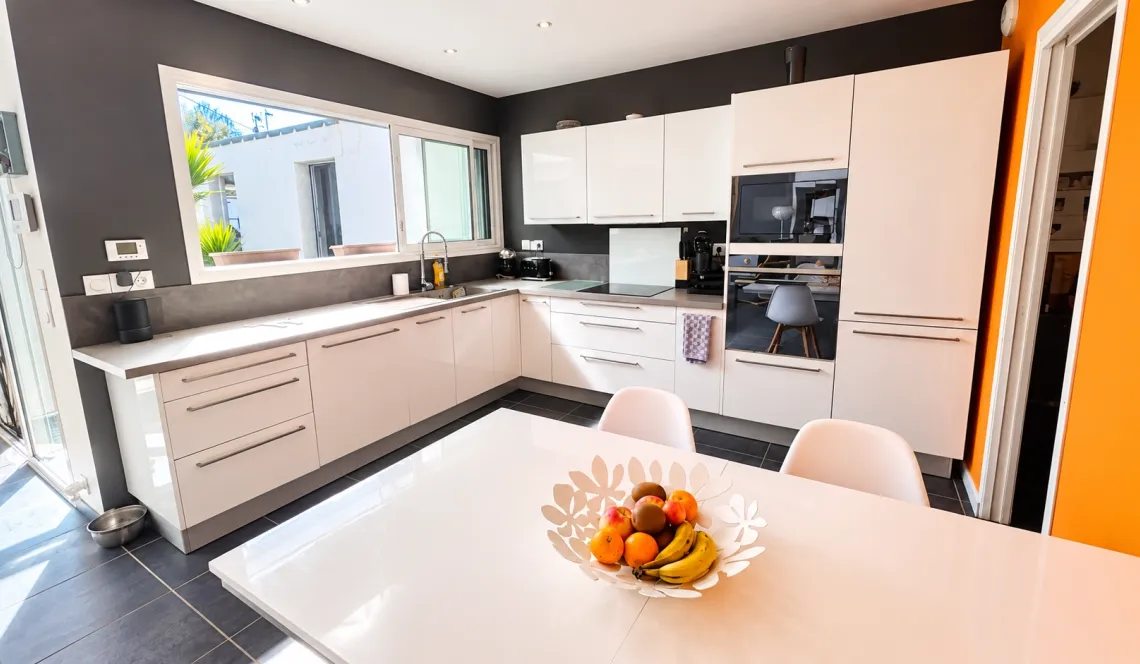 Anglet Montbrun - Villa des années 2014 sur deux niveaux de 108 m² habitable, 3 chambres, 2 salles d’eau, 2 Wcs, pièce de vie de 45 m² baignée de lumiere. Garage + bureau sur 303 m² de terrain
