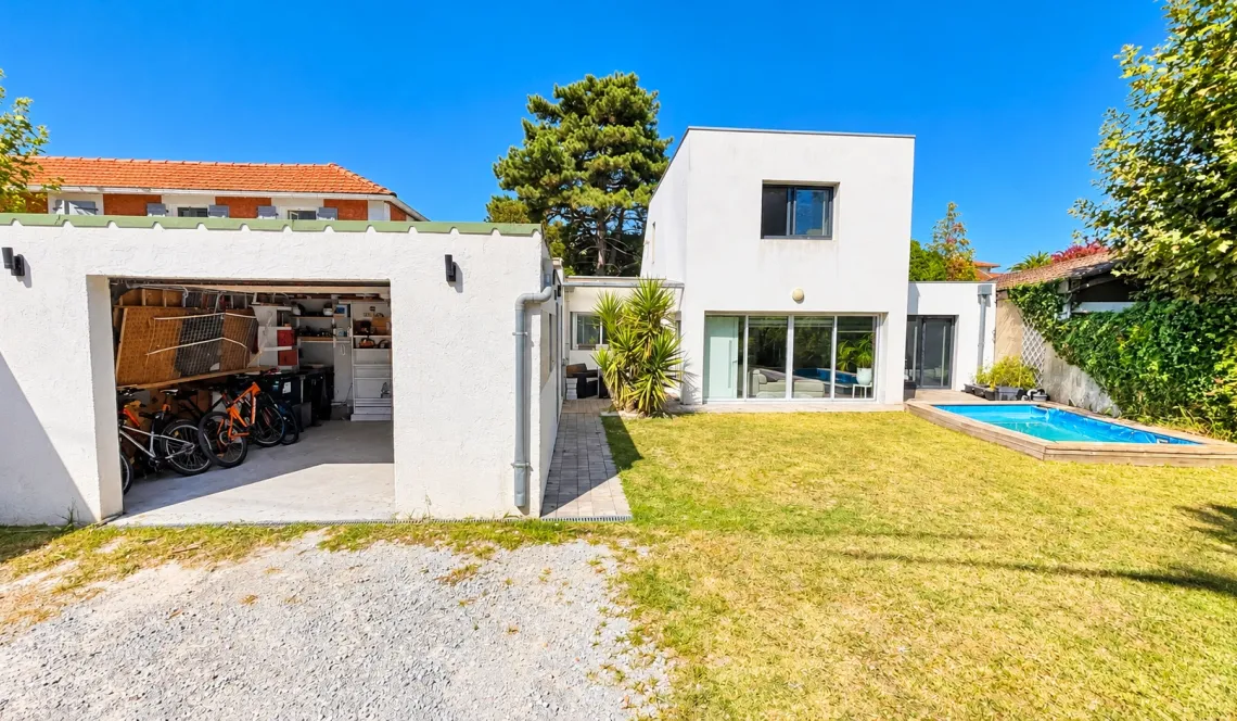 Anglet Montbrun - Villa des années 2014 sur deux niveaux de 108 m² habitable, 3 chambres, 2 salles d’eau, 2 Wcs, pièce de vie de 45 m² baignée de lumiere. Garage + bureau sur 303 m² de terrain
