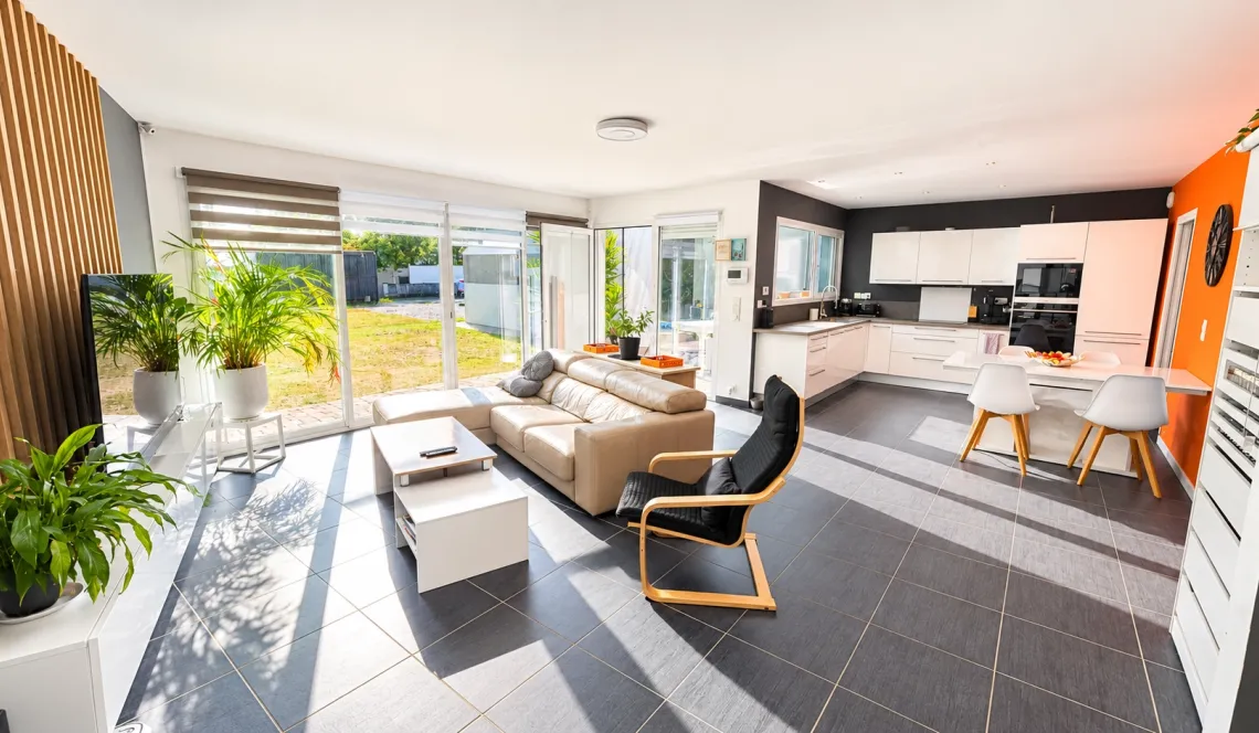 Anglet Montbrun - Villa des années 2014 sur deux niveaux de 108 m² habitable, 3 chambres, 2 salles d’eau, 2 Wcs, pièce de vie de 45 m² baignée de lumiere. Garage + bureau sur 303 m² de terrain