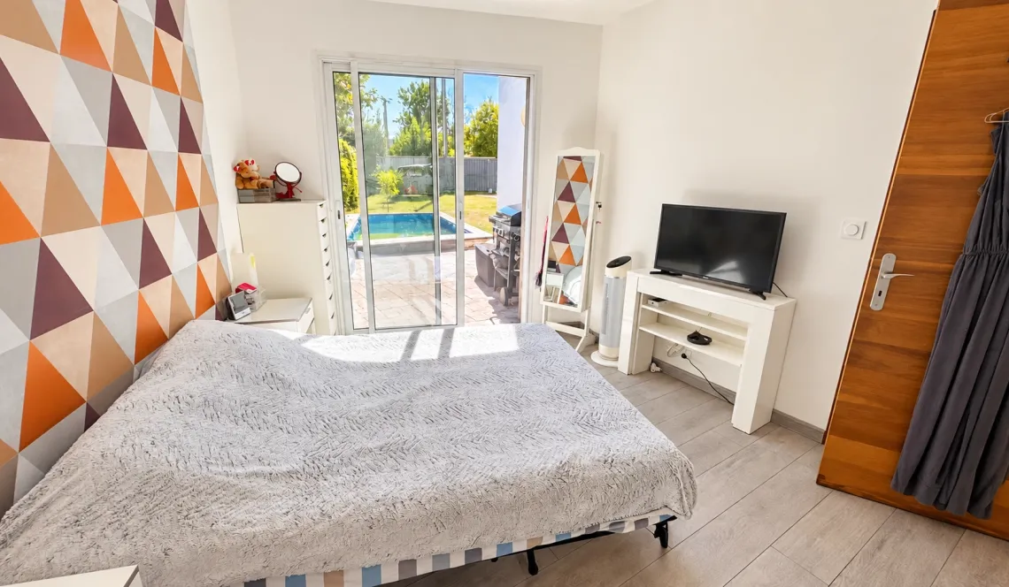 Anglet Montbrun - Villa des années 2014 sur deux niveaux de 108 m² habitable, 3 chambres, 2 salles d’eau, 2 Wcs, pièce de vie de 45 m² baignée de lumiere. Garage + bureau sur 303 m² de terrain