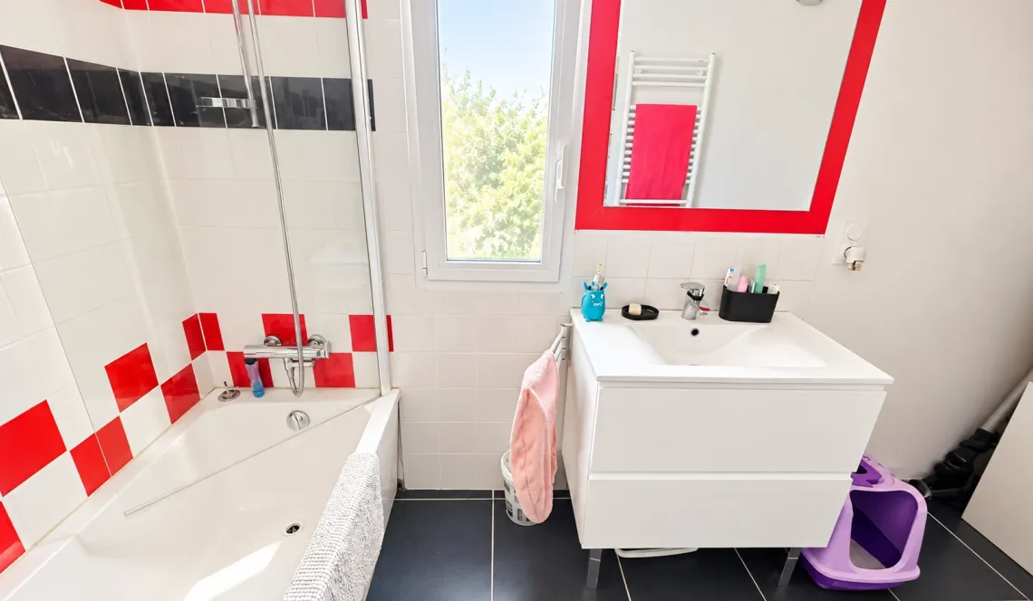 Anglet Montbrun - Villa des années 2014 sur deux niveaux de 108 m² habitable, 3 chambres, 2 salles d’eau, 2 Wcs, pièce de vie de 45 m² baignée de lumiere. Garage + bureau sur 303 m² de terrain