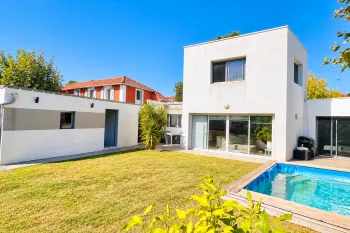 Anglet Montbrun - Villa des années 2014 sur deux niveaux de 108 m² habitable, 3 chambres, 2 salles d’eau, 2 Wcs, pièce de vie de 45 m² baignée de lumiere. Garage + bureau sur 303 m² de terrain