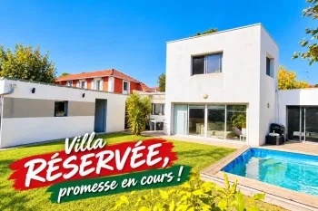 Anglet Montbrun - Villa des années 2014 sur deux niveaux de 108 m² habitable, 3 chambres, 2 salles d’eau, 2 Wcs, pièce de vie de 45 m² baignée de lumière. Garage + bureau sur 303 m² de terrain