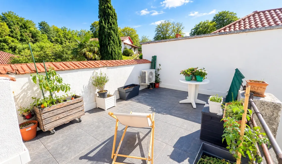 Bayonne St Esprit - Dernier étage dans une petite copropriété de 12 lots pour ce type 2 mansardé de 50 m² au sol + terrasse + cellier