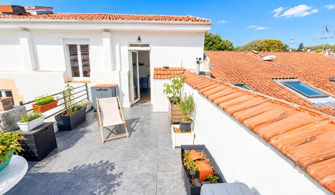 Bayonne St Esprit - Dernier étage dans une petite copropriété de 12 lots pour ce type 2 mansardé de 50 m² au sol + terrasse + cellier