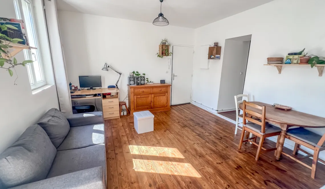 Bayonne St Esprit - Dernier étage dans une petite copropriété de 12 lots pour ce type 2 mansardé de 50 m² au sol + terrasse + cellier