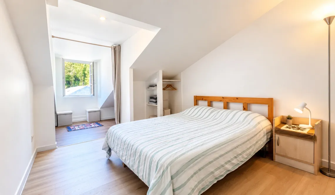 Bayonne St Esprit - Dernier étage dans une petite copropriété de 12 lots pour ce type 2 mansardé de 50 m² au sol + terrasse + cellier