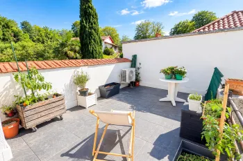 Bayonne St Esprit - Dernier étage dans une petite copropriété de 12 lots pour ce type 2 mansardé de 50 m² au sol + terrasse + cellier