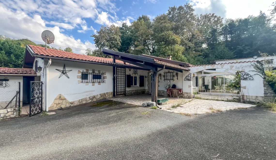 Bayonne - Propriété de 130 m² habitable offrant de nombreuses possibilités sur 3 418 m² de terrain avec hangars