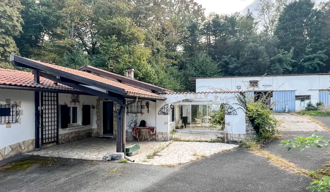 Bayonne - Propriété de 130 m² habitable offrant de nombreuses possibilités sur 3 418 m² de terrain avec hangars