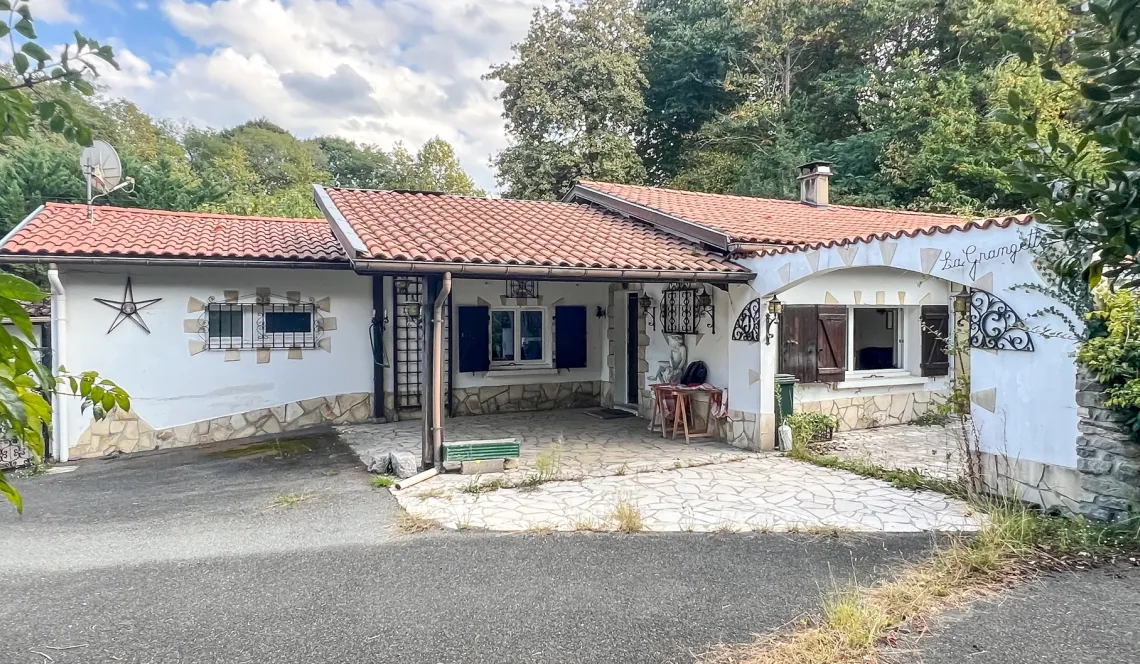 Bayonne - Propriété de 130 m² habitable offrant de nombreuses possibilités sur 3 418 m² de terrain avec hangars