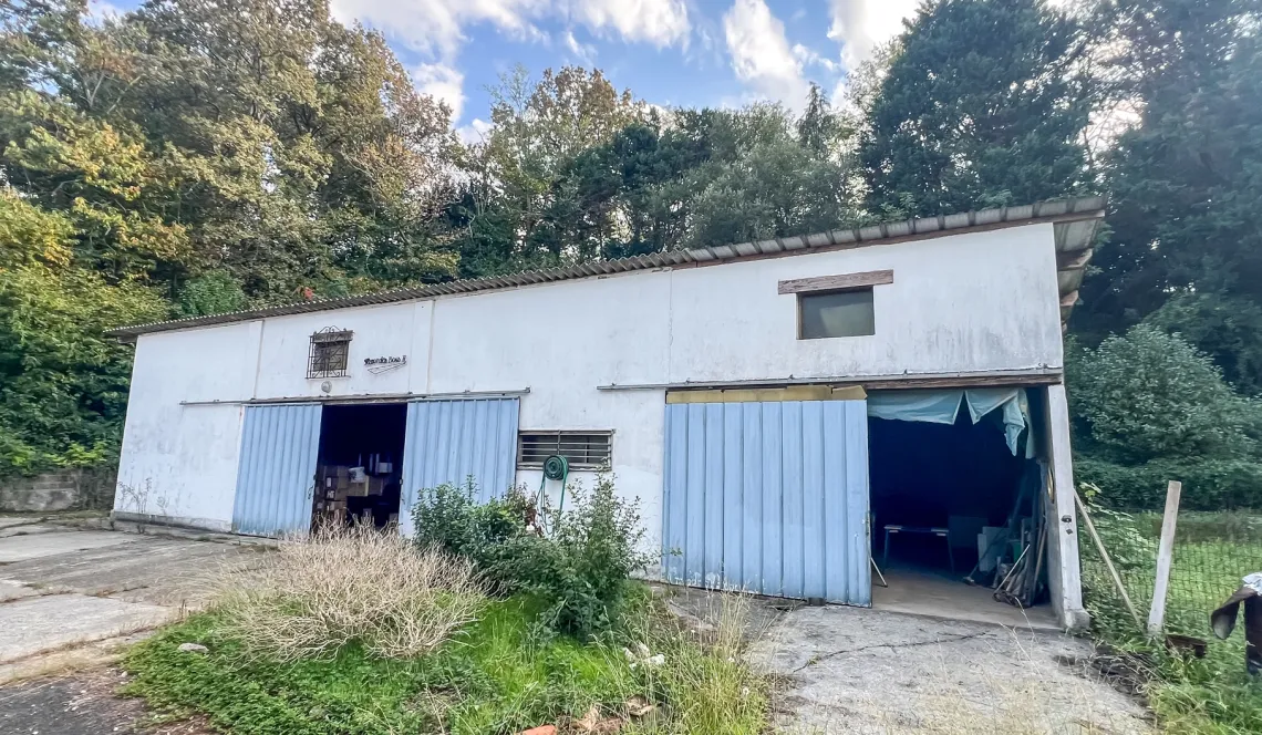 Bayonne - Propriété de 130 m² habitable offrant de nombreuses possibilités sur 3 418 m² de terrain avec hangars