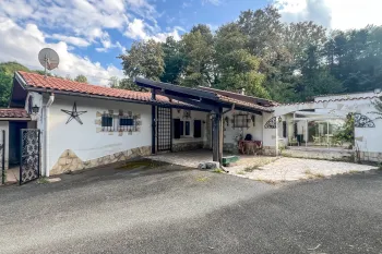 Bayonne - Propriété de 130 m² habitable offrant de nombreuses possibilités sur 3 418 m² de terrain avec hangars