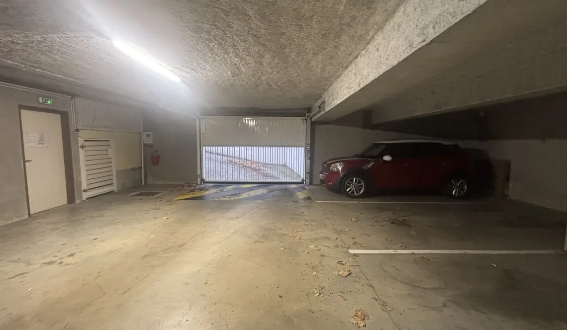 Bayonne Sainsontan - Dernier étage pour ce spacieux type 2 de 47 m² H avec une belle terrasse plein est de 12 m² + garage en sous-sol