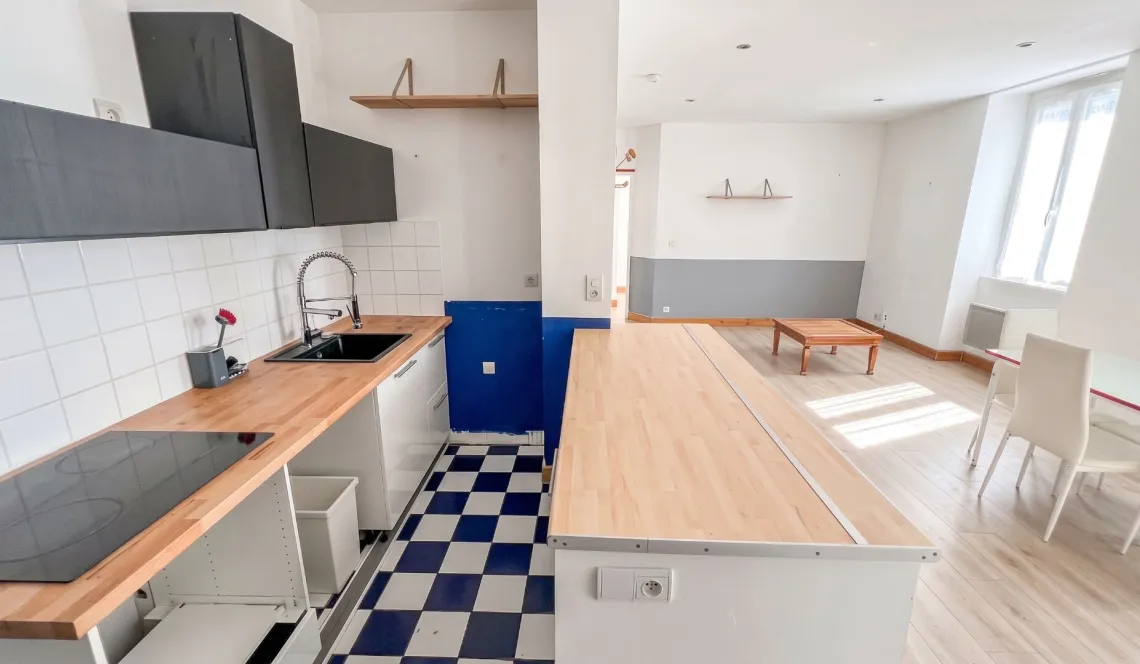 Bayonne St Esprit - Petite copropriété pour ce type 3 de 57 m² habitable entièrement rénové, pièce de vie de 30 m² + cellier
