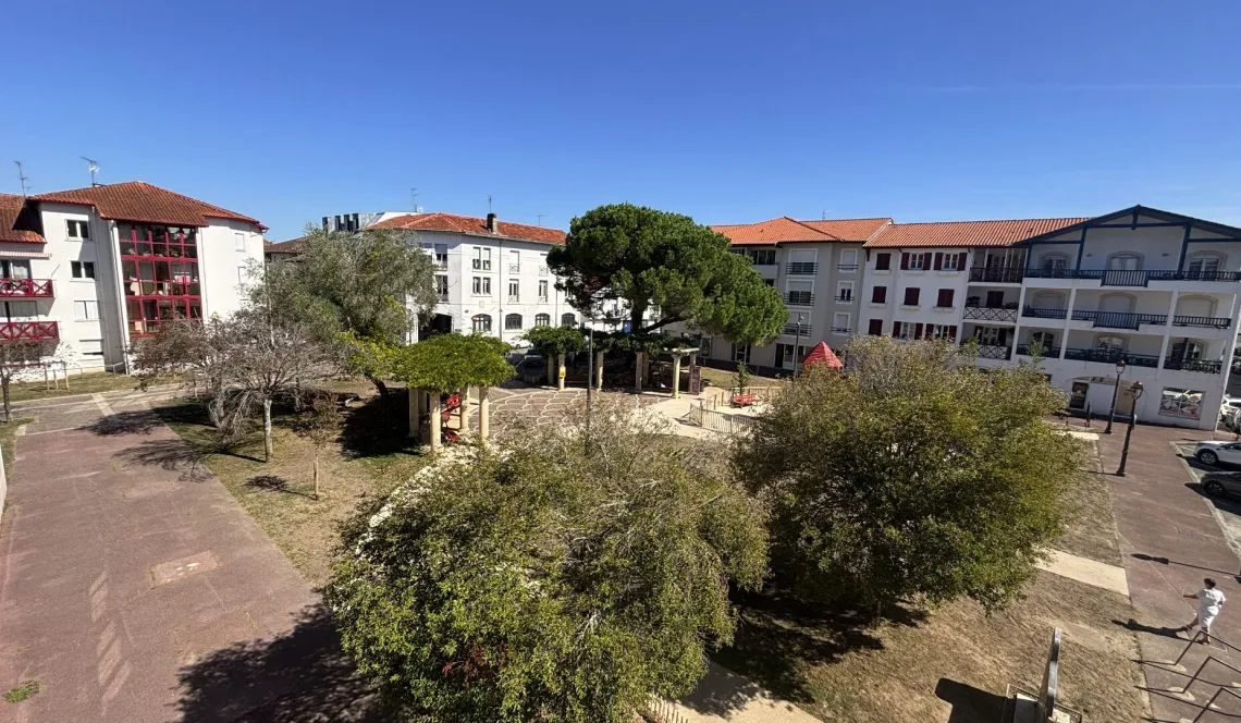 Bayonne St Esprit - Petite copropriété pour ce type 3 de 57 m² habitable entièrement rénové, pièce de vie de 30 m² + cellier