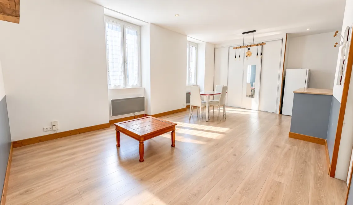 Bayonne St Esprit - Petite copropriété pour ce type 3 de 57 m² habitable entièrement rénové, pièce de vie de 30 m² + cellier