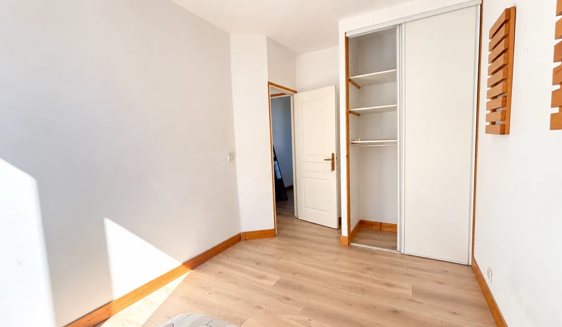 Bayonne St Esprit - Petite copropriété pour ce type 3 de 57 m² habitable entièrement rénové, pièce de vie de 30 m² + cellier