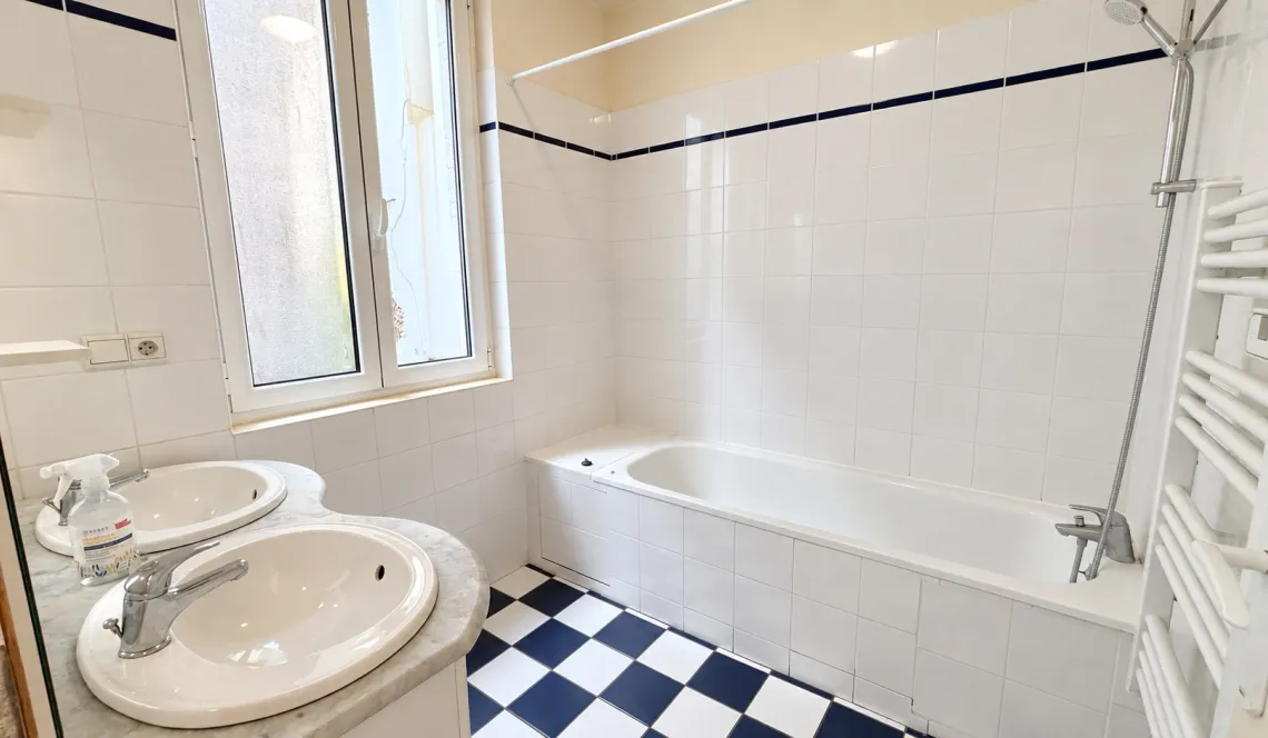 Bayonne St Esprit - Petite copropriété pour ce type 3 de 57 m² habitable entièrement rénové, pièce de vie de 30 m² + cellier