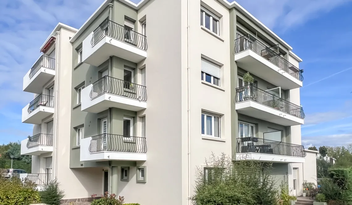 Bayonne Beyris - Dans bel environnement, résidence récemment ravalée des années 1975 pour ce joli type 3 de 68 m² habitable + balcons + cave. Facilité de parking.