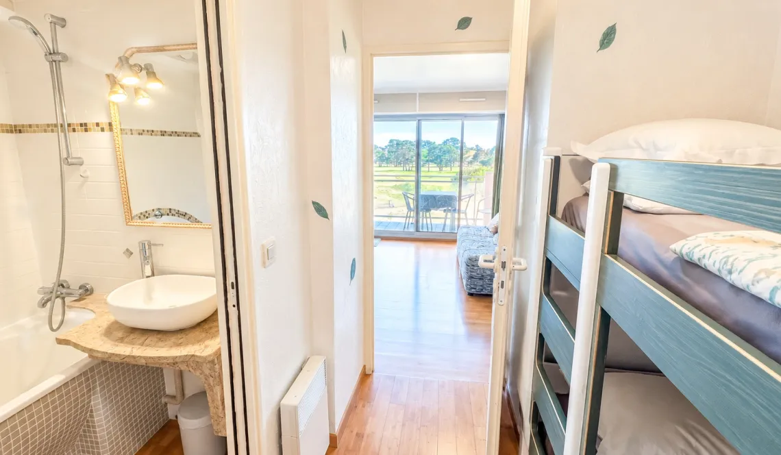 Anglet entre les plages et le golf - Emplacement unique pour ce joli type 2 de 22 m² habitable au dernier étage, terrasse + place de parking