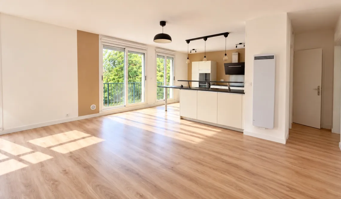 RARE sur Biarritz Tamames - Dans résidence des années 65, coquet et entièrement rénové pour ce type 4 de 85 m² habitable, grande pièce de vie de 41 m² sur balcon, cave et garage privatif