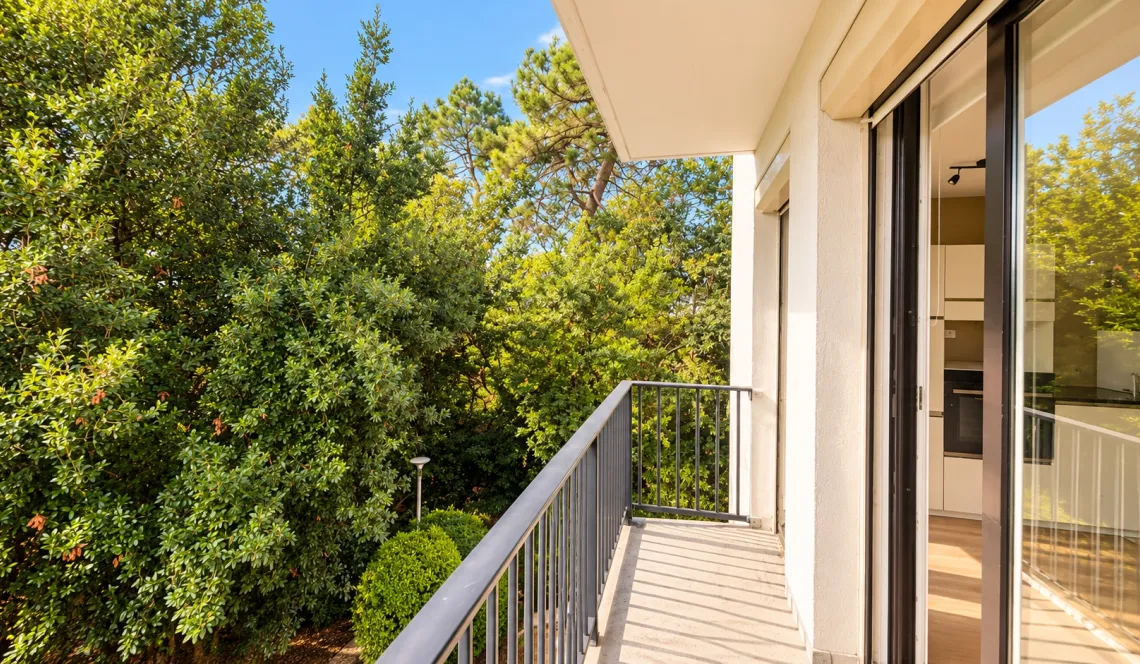 RARE sur Biarritz Tamames - Dans résidence des années 65, coquet et entièrement rénové pour ce type 4 de 85 m² habitable, grande pièce de vie de 41 m² sur balcon, cave et garage privatif