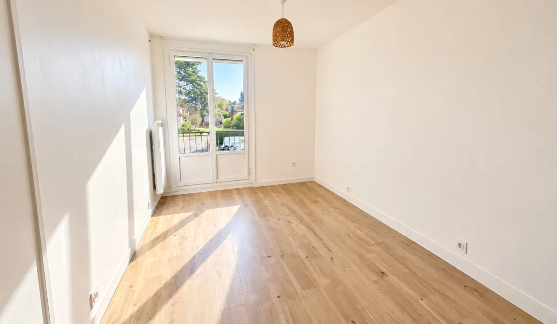 RARE sur Biarritz Tamames - Dans résidence des années 65, coquet et entièrement rénové pour ce type 4 de 85 m² habitable, grande pièce de vie de 41 m² sur balcon, cave et garage privatif