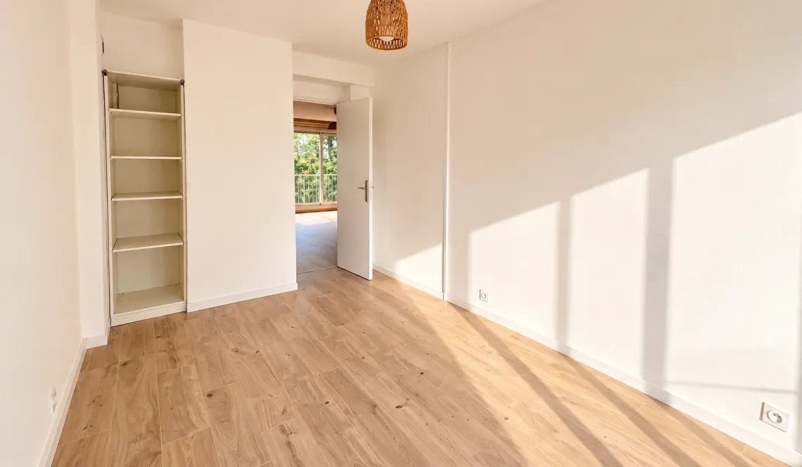 RARE sur Biarritz Tamames - Dans résidence des années 65, coquet et entièrement rénové pour ce type 4 de 85 m² habitable, grande pièce de vie de 41 m² sur balcon, cave et garage privatif