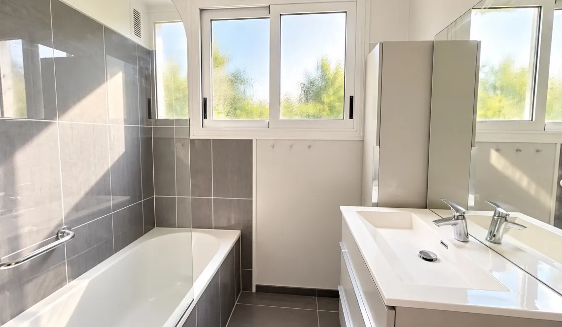 RARE sur Biarritz Tamames - Dans résidence des années 65, coquet et entièrement rénové pour ce type 4 de 85 m² habitable, grande pièce de vie de 41 m² sur balcon, cave et garage privatif