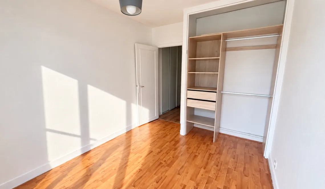 RARE sur Biarritz Tamames - Dans résidence des années 65, coquet et entièrement rénové pour ce type 4 de 85 m² habitable, grande pièce de vie de 41 m² sur balcon, cave et garage privatif