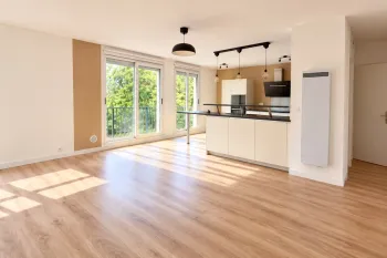 RARE sur Biarritz Tamames - Dans résidence des années 65, coquet et entièrement rénové pour ce type 4 de 85 m² habitable, grande pièce de vie de 41 m² sur balcon, cave et garage privatif