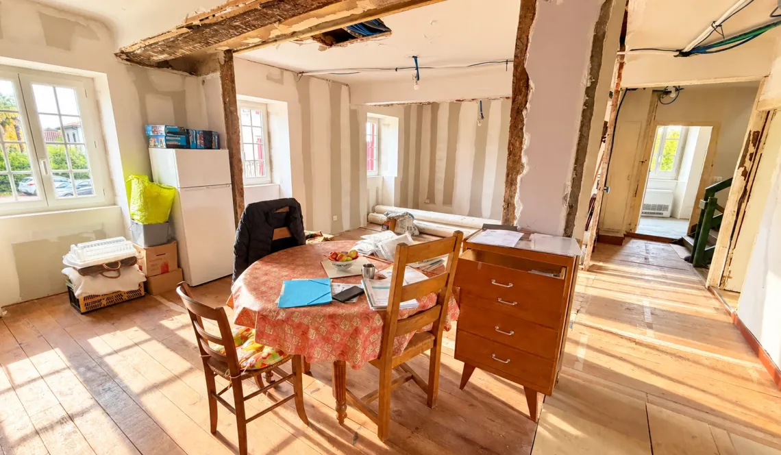 Ustaritz Coeur de ville - Belle bâtisse de 187 m² habitable sur trois niveaux à terminer de rénover, le plus gros étant fait! Nombreuses possibilités s’offrent à vous!