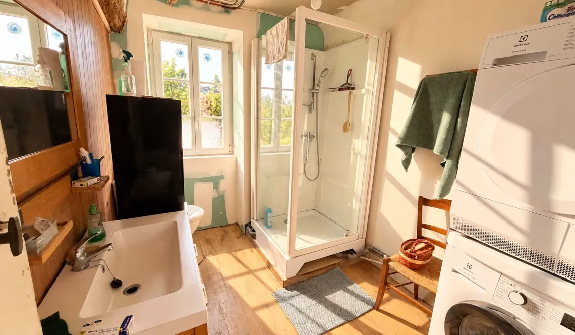 Ustaritz Coeur de ville - Belle bâtisse de 187 m² habitable sur trois niveaux à terminer de rénover, le plus gros étant fait! Nombreuses possibilités s’offrent à vous!