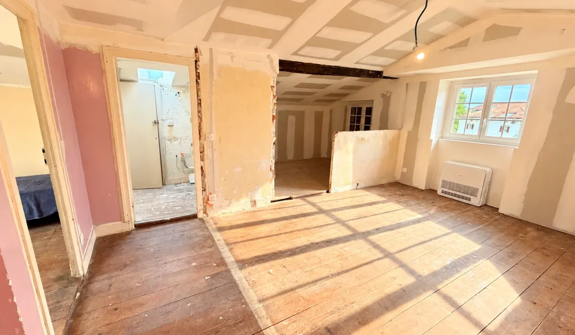 Ustaritz Coeur de ville - Belle bâtisse de 187 m² habitable sur trois niveaux à terminer de rénover, le plus gros étant fait! Nombreuses possibilités s’offrent à vous!