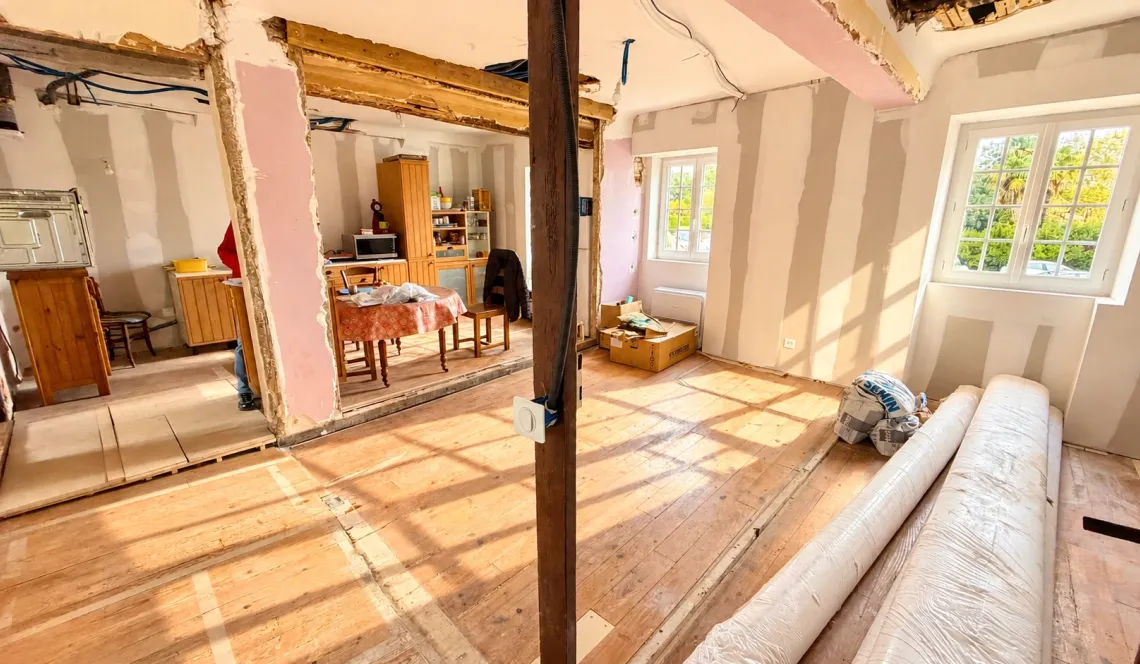 Ustaritz Coeur de ville - Belle bâtisse de 187 m² habitable sur trois niveaux à terminer de rénover, le plus gros étant fait! Nombreuses possibilités s’offrent à vous!