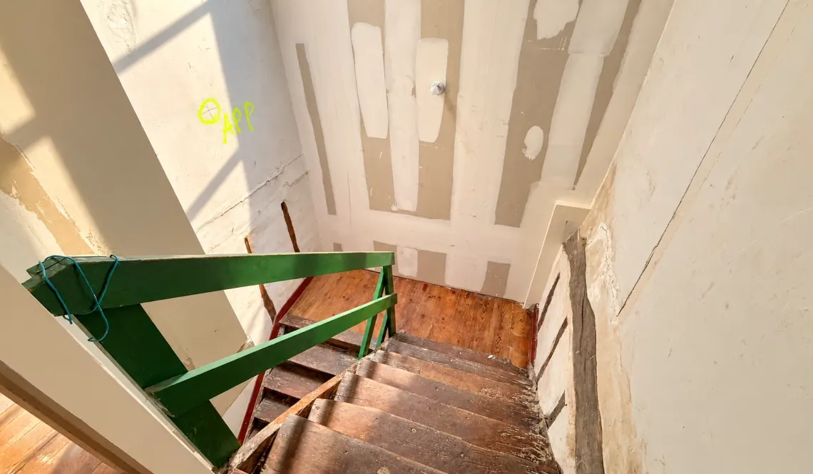 Ustaritz Coeur de ville - Belle bâtisse de 187 m² habitable sur trois niveaux à terminer de rénover, le plus gros étant fait! Nombreuses possibilités s’offrent à vous!