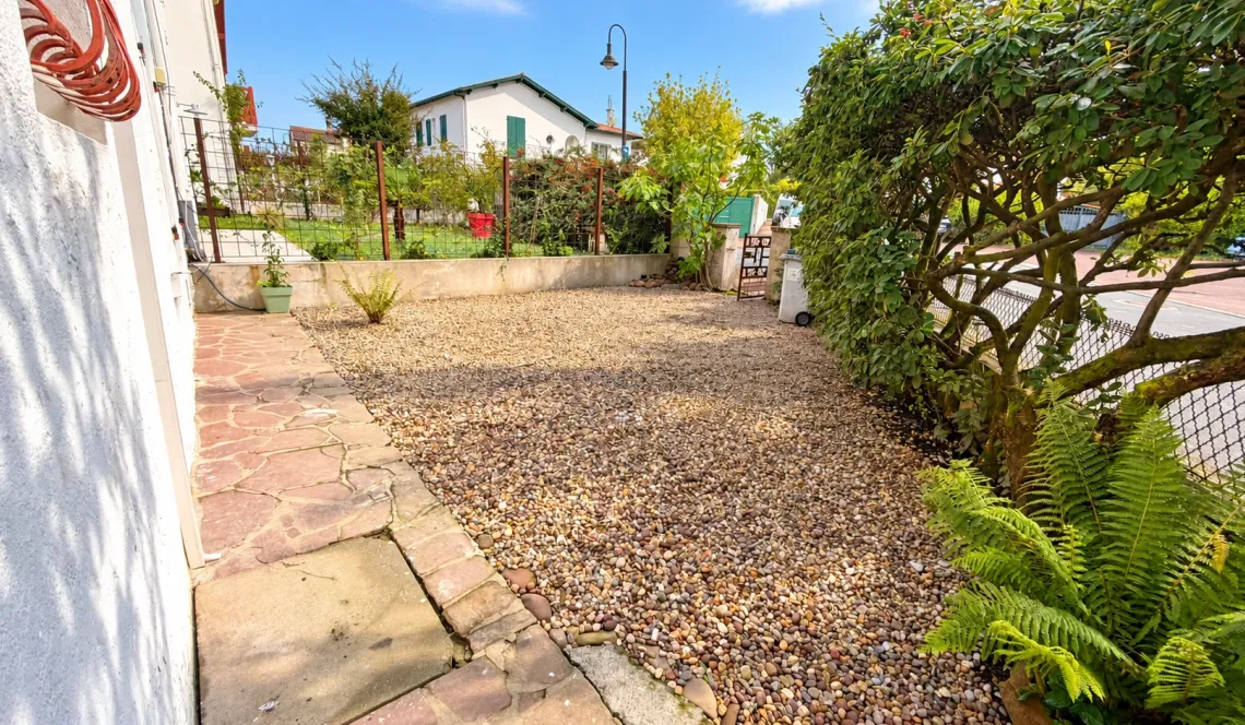 Ustaritz Coeur de ville - Belle bâtisse de 187 m² habitable sur trois niveaux à terminer de rénover, le plus gros étant fait! Nombreuses possibilités s’offrent à vous!