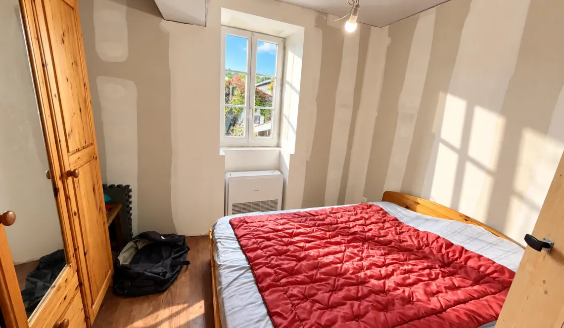 Ustaritz Coeur de ville - Belle bâtisse de 187 m² habitable sur trois niveaux à terminer de rénover, le plus gros étant fait! Nombreuses possibilités s’offrent à vous!