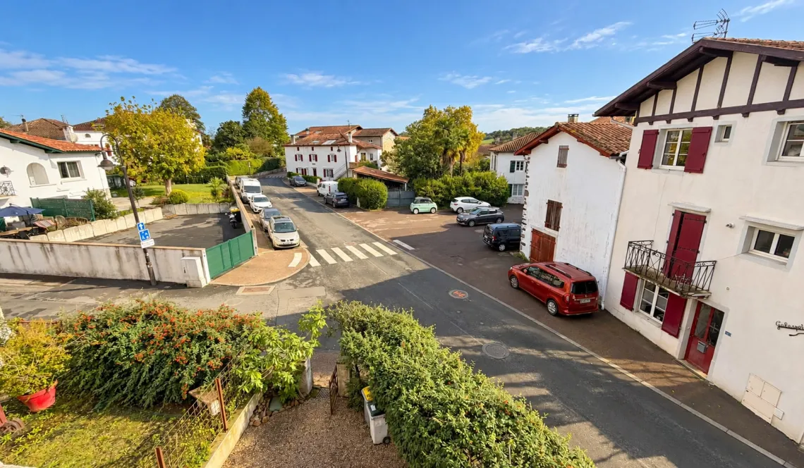 Ustaritz Coeur de ville - Belle bâtisse de 187 m² habitable sur trois niveaux à terminer de rénover, le plus gros étant fait! Nombreuses possibilités s’offrent à vous!