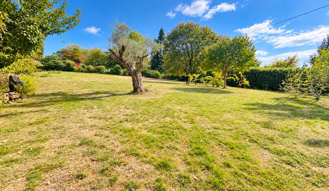 Exclusivité sur la hauteur de Bardos, au calme - Joli plain-pied de 131 m² habitable sur deux niveaux, 4 chambres, belle pièce de vie de 48 m², grand garage sur parcelle de 3 000 m²