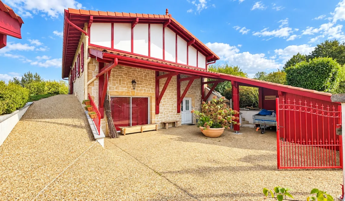 Exclusivité sur la hauteur de Bardos, au calme - Joli plain-pied de 131 m² habitable sur deux niveaux, 4 chambres, belle pièce de vie de 48 m², grand garage sur parcelle de 3 000 m²