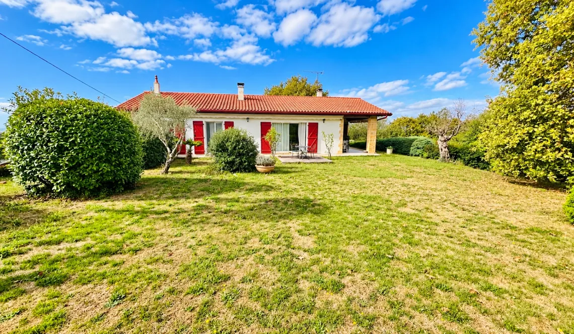 Exclusivité sur la hauteur de Bardos, au calme - Joli plain-pied de 131 m² habitable sur deux niveaux, 4 chambres, belle pièce de vie de 48 m², grand garage sur parcelle de 3 000 m²