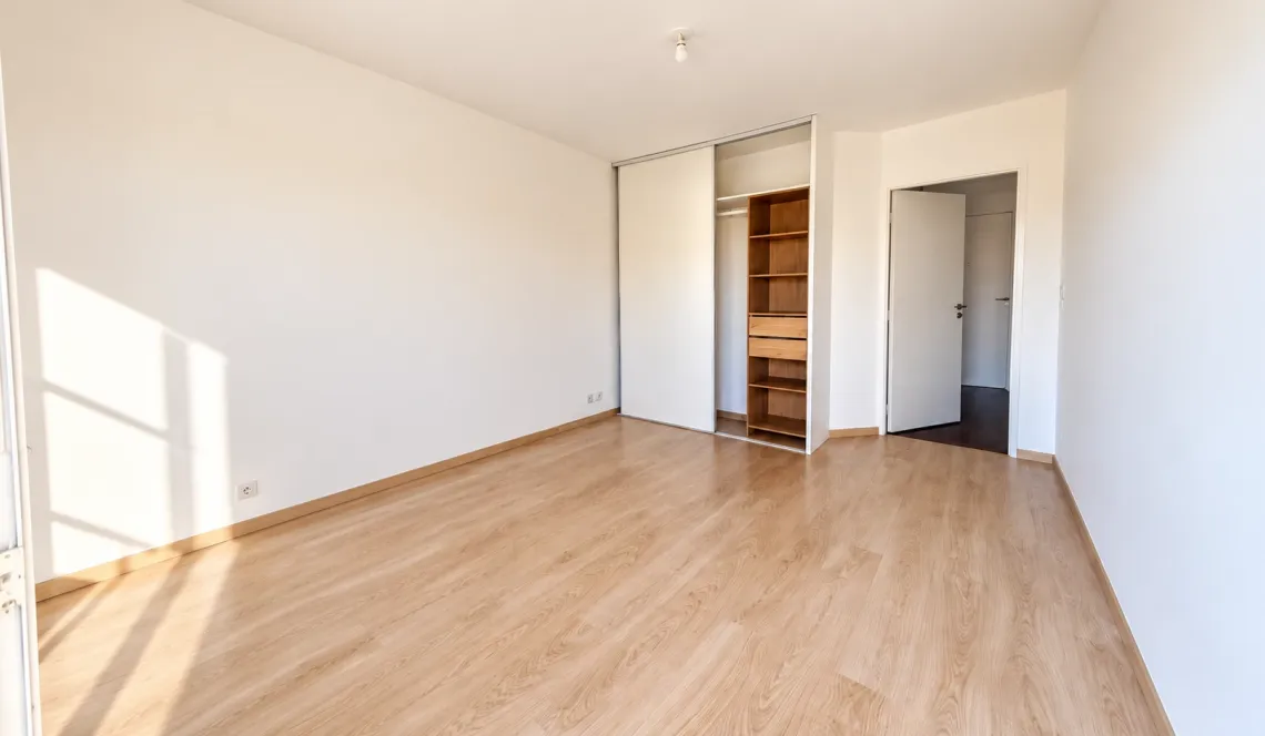 Bayonne Arroussets - Dans résidence de 2011, au dernier étage, joli type 2 de 43 m² habitable sur terrasse de 10 m² + place de parking en sous-sol!