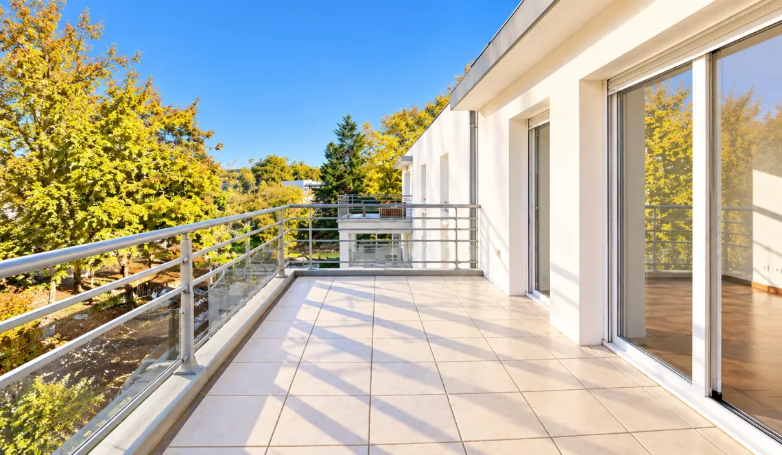 Bayonne Arroussets - Dans résidence de 2011, au dernier étage, joli type 2 de 43 m² habitable sur terrasse de 10 m² + place de parking en sous-sol!