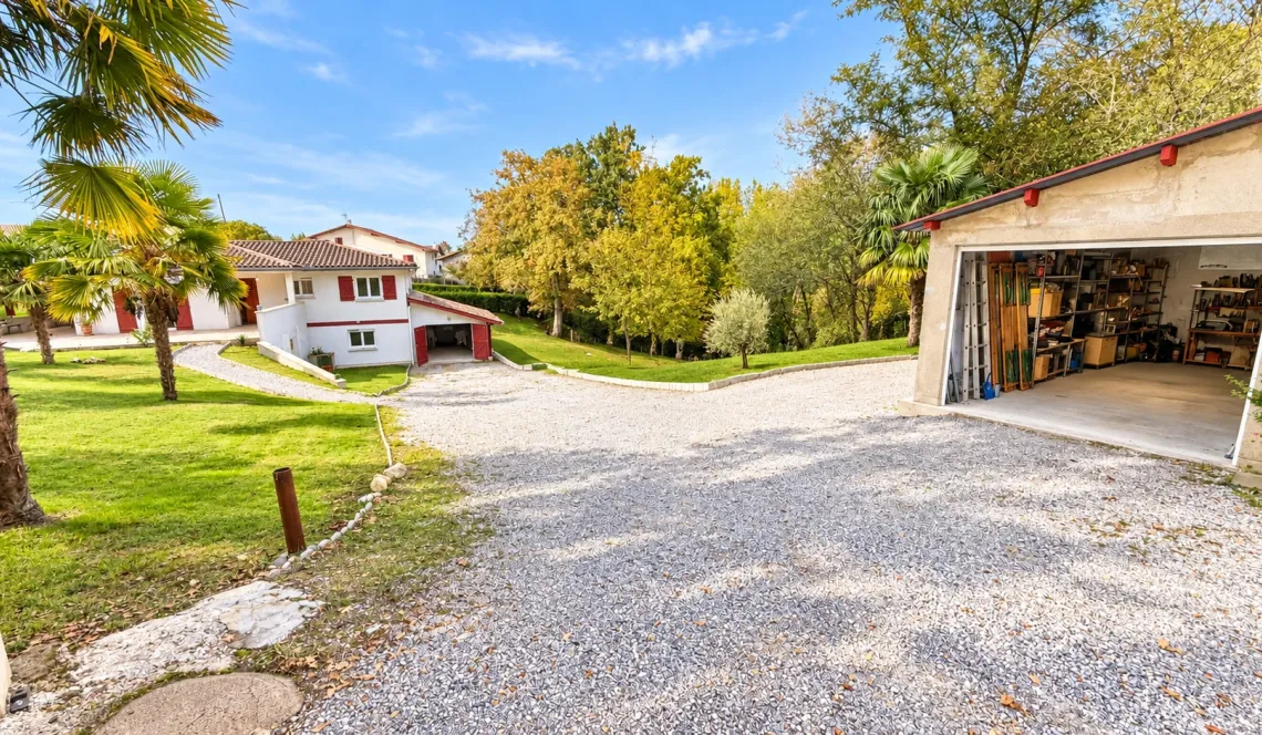 Sur Saint Pierre d’Irube au calme le nez dans la forêt - Plain-pied de 88 m² habitable, pièce de vie de 32 m², 3 chambres, sous-sol avec garage sur 3 470 m² de terrain + garage indépendant