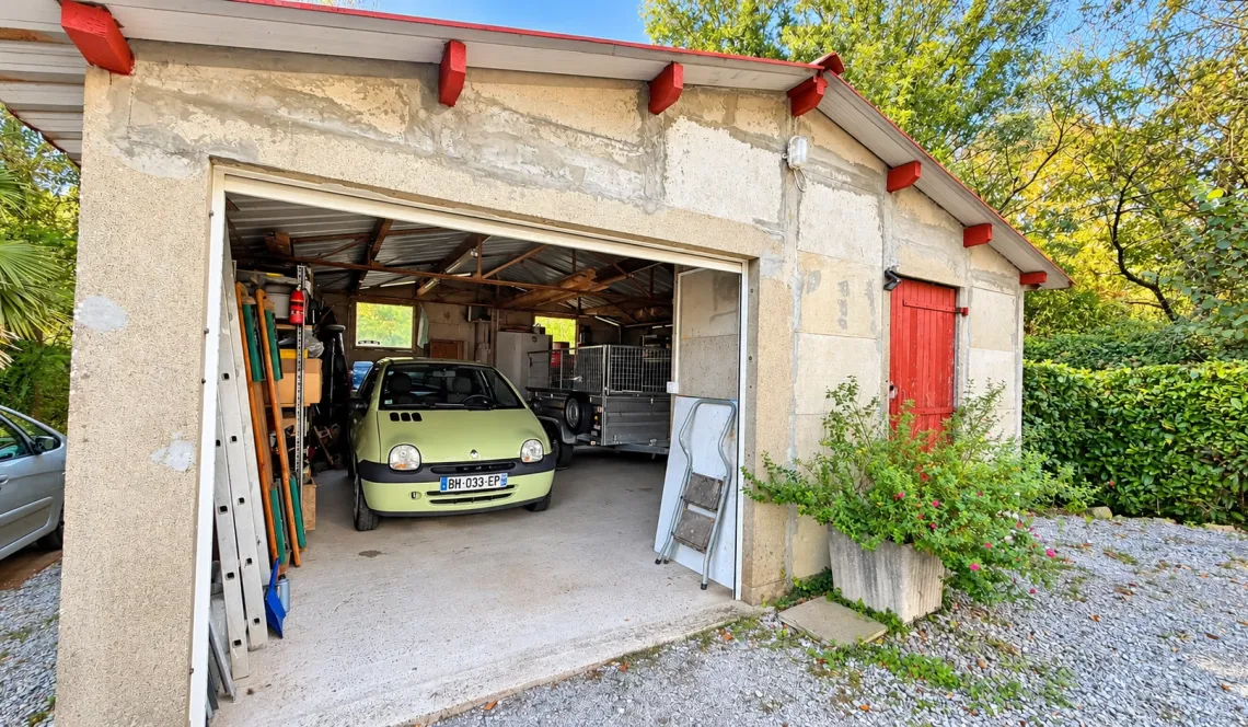 Sur Saint Pierre d’Irube au calme le nez dans la forêt - Plain-pied de 88 m² habitable, pièce de vie de 32 m², 3 chambres, sous-sol avec garage sur 3 470 m² de terrain + garage indépendant