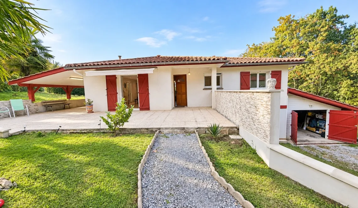 Sur Saint Pierre d’Irube au calme le nez dans la forêt - Plain-pied de 88 m² habitable, pièce de vie de 32 m², 3 chambres, sous-sol avec garage sur 3 470 m² de terrain + garage indépendant