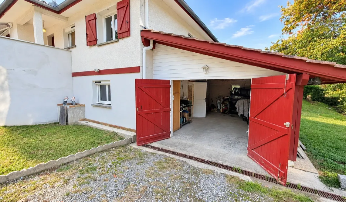 Sur Saint Pierre d’Irube au calme le nez dans la forêt - Plain-pied de 88 m² habitable, pièce de vie de 32 m², 3 chambres, sous-sol avec garage sur 3 470 m² de terrain + garage indépendant